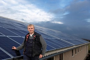 Energie aus Sonne, Wind und Biomasse, die Branche boomt. Landwirt Torben Sötje aus Großharrie gehört zu denen, die bereits in das Energiegeschäft als zusätzliches Standbein eingestiegen sind. Rund 60.000 Kilowattstunden soll die Photovoltaikanlage des Großharrier Landwirts pro Jahr erzeugen. 