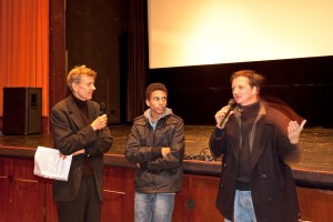 Moderator Erhard Bultze (links) führte durch die spannende Fragestunde mit Filmstar Steve-Marvin Dwumah (14 Jahre) und Regisseur Lars Büchel aus Kiel. "Hinter dem Zauber Kino steckt viel Arbeit", verriet Büchel. 
