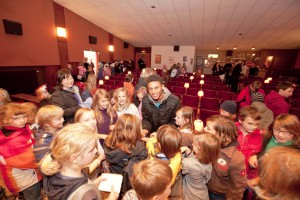 Autogrammstunde mit einem richtigen Filmstar, das ließen sich die Schüler aus Wattenbek und Bordesholm nicht zwei Mal sagen und umringten Jungschauspieler Steve-Marvin Dwumah. 