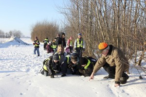 Mit Jäger Klaus Hellenberg zogen die Grundschüler zur Spurensuche in die verschneite Feldmark, in der Tiere wie Reh, Hase oder Fuchs ihres Weges gezogen waren. 