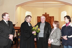 _MG_9365 Danke sagen fiel Pastor Erich Faehling am Sonntag nicht schwer, als er Regina Thies neben ihrem Mann Klaus Thies (Mitte) stehend aus dem aktiven Berufsleben verabschiedete. "Regina Thies hat ihre Spuren in der Gemeinde und im Kindergarten hinterlassen."Gute Spuren", dankten Faehling und der Kirchenvorstand.