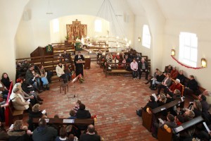 _MG_9329 Mit einem runden Gottesdienst verabschiedeten Kirchenmitglieder, Mitarbeiter, Freunde, Familie und Kindergartenkinder den Ruhestand ihrer Kindergartenleiterin. Nach 22 Jahren im Bokhorster Kindergarten geht Regina Thies (Mitte rechts auf der Ehrenbank) n den Ruhestand.