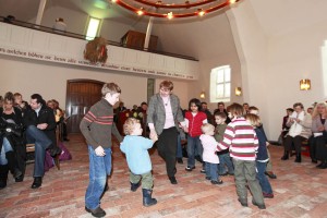 _MG_9340 Die Kinder aus Bokhorst und Umgebung haben 22 Jahre einen Mittelpunkt im Leben von Regina Thies gebildet. Sonntag tanzte die Bokhorster Kindergartenleiterin, die heute ihren ersten Tag im Ruhestand ist, zum Abschied noch einmal mit den Kindern in der Kirche.