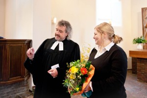 1800_1200_MG_1026 "Herzlich willkommen in Bokhorst". Mit einer Andacht, einem Segen und der Überreichung des neuen Ansteckers der Heilig-Geist-Kirche, der für die Gemeinschaft in Bokhorst stehe, begrüßte Erich Faehling Alexandra Kummutat offiziell als neue Kindergartenleiterin in Bokhorst.