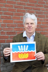 Claus_Hopp_Wappen_Amt__k_MG_1657 Das Amt Bokhorst-Wankendorf soll ein neues Wappen und eine neue Flagge erhalten. Ähren und Buchenblätter stehen für die acht Gemeinden. Die weiße Linie steht für die Flüsse Schwentine, Schwale und Eider, die zum Amtsgebiet zählen, erklärte Amtsvorsteher Claus Hopp.