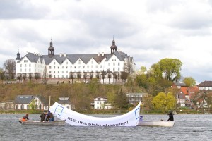 Dienstag probten Schleswig-Holsteins Bauern schon einmal vor der Kulisse des Plöner Schlosses den Aufstand. "Lasst uns nicht absaufen", haben sich die Vertreter des Bauernverbandes Schleswig-Holstein auf die Fahne schreiben lassen, die sie zur angesetzten Seerundfahrt der Minister hissen wollen. 