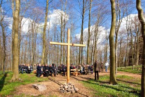 Rund 60 geladene Gäste versammelten sich rund um das Kreuz am Andachtsplatz im Ruheforst Gut Panker und nahmen von hier idyllische Eindrücke aus dem malerisch gelegenen Wald mit.  