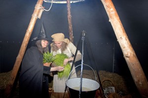 Sonnabend luden die Hexen und Geschichtenerzählerinnen Andrea Oldeg und Sonja Truhn (von links) zu spannenden Hexenstunden mit tollen Geschichten, Hexensuppe und kreativen Bastelrunden ein. 