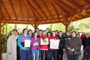 Zu den Preisträgern gehörten auch Justine Lesniewski, Eileen Muhs, Wiebke Wichmann, Henrik Saggau, André Lange, Janina Wöbke, Marcel Wübbenhorst, Tobias Graul und Özlem Arslan aus der siebten Klasse der Sventana Schule aus Bornhöved (von links). Schulrätin Marianne Böttcher(links), Klassenlehrerin Agnes Kucharski (hinten rechts), Kerstin Schiele aus dem Erlebniswald und Ingrid Becker (rechts) gratulierten zum Erfolg. 