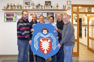 "Hinter diesem Wappen steht eine bewegte Geschichte", sagen Sportwart Michael Gosmann, Horst Behrens (gute Seele des Vereins), Michael Dahlke (Vorsitzender), Markus Köhn (Schriftwart), Rainer Kallies (Kassenwart) und Dietrich Schwarz (2. Vorsitzender). Das Wappen ist ein Geschenk von Bernd Felgentreu, der es 1965 als Gesellenstück malte. 