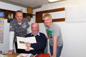 IMG_4833 "Das waren wir 1960", freute sich Feuerwehrmann Dietrich Zarge (74), als er im Feuerwehrarchiv mit Wehrleiter Marco Dorwo (rechts) und seinem Stellvertreter Dirk Mierau (links) einen Blick in die Gründungsunterlagen der freiwilligen Feuerwehr aus dem Jahr 1960 warf.