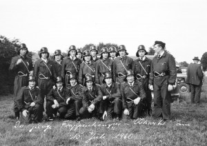 IMG_4839: Die Gemeinde Trappenkamp sorgte von Beginn an für eine gute Ausstattung ihrer Feuerwehrleute. Kurz nach der Gründung im April entstand am 15. Juli 1960 dieses Bild der ersten Feuerwehrmannschaft aus Trappenkamp in voller Montur. (Foto Privat) 