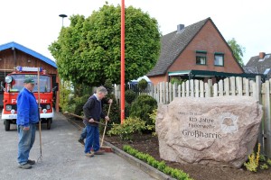 Ein acht Tonnen schwerer Findling, den Klaus Nohrden stiftete, weist jetzt den Weg zur Feuerwehr. Beim „Hausputz“ zur 125-Jahr Feier packten auch die Ehrenmitglieder wie der ehemalige Wehrführer Karl-Heinz Solterbeck (links) und Hans-Heinrich Ehmcke mit an. 