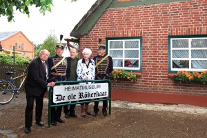 "De ole Rökerkaat": Harald Timmermann Sten Sivermark, Norbert von der Stein, Helga Hauschild und Sven Holm feierten gemeinsam mit rund 50 Gästen die Eröffnung des neuen Bornhöveder Heimatmuseums in "De ole Rökerkaat"(von links). 