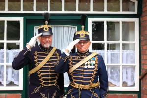 Sven Holm (77, links) und Sten Sivermark (90) aus dem schwedischen Malmö hatten zur feierlichen Eröffnung nicht nur eine Medaille und eine historische Uniform als Geschenk im Gepäck, sondern auch selbst den Rock des ehemaligen Kronprinzen Husarenregiments übergestreift. 