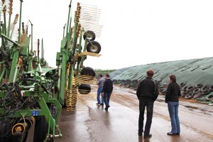 Arbeitsbreiten mit Riesenmaschinen, wie diesem Wender für Heu und Silage, sind in der kleinteiligeren Landwirtschaft Oberbayerns eher ein seltener Anblick. 