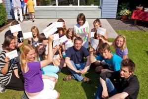 In kleinen Gruppen von zwei bis drei Schülern oder in 90 Minuten intensiver Einzelschulung, ist viel zu erreichen, sagt Nachhilfelehrer Ingo Bublitz im Kreis seiner Schüler. Besonders toll sei, das die Schüler und Schülerinnen die Freude über ihre Erfolge auch mit in die Schule nehmen und diese dort forstsetzen. 