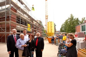 "Gelungen", meinten Werner Schultz, die Architekten Kuno und Christiane Feddersen, Bürgervorsteher Heinz-Dieter Block (von links) und der zukünftige Schulleiter der Dr. Gerlich Schule Sven Teegen (hinten) beim Blick auf den Neubau und den Trappenkamper Nachwuchs, der vielleicht einmal diese Schule besuchen wird. 