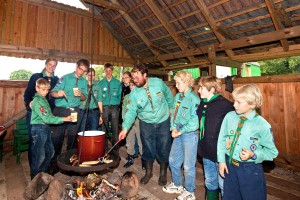 Heiße Würstchen, frischer Pfadfindertee und ein zünftiges Lagerfeuer, das war das Rezept der Bokhorster Pfadfinder, damit Schnuppergäste sich bei den Pfadfindern so richtig wohl fühlen konnten. 