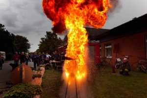 Fettbrände in der Küche sind richtig gefährlich, wenn falsch gelöscht wird. Niemals Wasser in brennendes Fett gießen, erklärte Frank Wiese von der Feuerwehr. Dann gibt es ein Fiasko. Wie das aussieht, demonstrierten die Feuerwehrleute eindrucksvoll. 