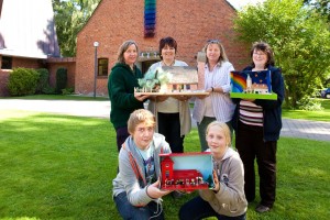 Die schönsten Kirchenmodelle aus dem Wettbewerb "Kirche im Schuhkarton" wurden Sonntag bekannt gegeben. Über die ersten Preise freuten sich Petra Rothenburg, Martina Weikinat und Gaby Helmig, die das Modell der Kinderkastanie vorstellten, Susann Bischoff, die bei den Erwachsenen gewann und Heiner und Line Schlesselmann, die das schönste Kindermodell bauten. 