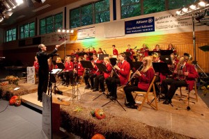 Rund 400 Gäste genossen in der Wankendorfer Ballsporthalle das zweite gemeinsame Konzert des Wankendorfer Blasorchesters und des Musikzuges Alt Duvenstedt. 