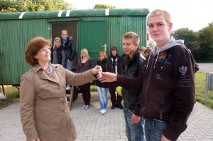 Mittwoch überreichte Wankendorfs Bürgermeisterin Silke Roßmann den Schlüssel für den Bauwagen als freien Jugendtreff am neuen Basketballfeld neben der Schule an Johann Schuler(Mitte) und Chris Epsen (re.), die sich um das Jugendprojekt kümmern wollen.  