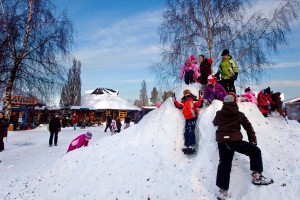Mit großem Hurra stürzten sich die Kinder in die Schneelandschaft der Waldweihnacht, die geradezu zu ausgelassenem Toben im Schnee einlud. 