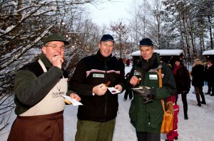 "Wahnsinn, einfach lecker, tolle Stimmung, begeisterte Besucher und eine Winterlandschaft, die ihres gleichen sucht", freuten sich Steffen Ahnert, Tim Scherer und Stephan Mense (von links) vom Landesforst Schleswig-Holstein. Für so eine Waldweihnacht habe sich der Aufwand allemal gelohnt. 