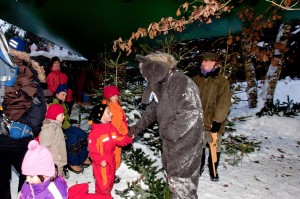 Leuchtende Kinderaugen waren der Lohn für die Schüler der Elly-Heus-Knapp Schule, die dem Märchenwald zauberhaftes Leben zum Anfassen und Staunen einhauchten. 