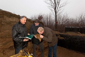 Das könnte für einen ersten Platz reichen, meinten Dr. Johannes Thaysen, Heiner Staggen und Thomas Hensen aus der Silage-Prüfkommission beim Besuch des Familienbetriebes Sötje in Großharrie. Hier passen nicht nur die Laborwerte, sondern auch die Eindrücke vor Ort, meinte Thaysen (von links). 