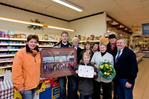 Über 70 Kunden hatten sich zu einem Dankeschönfoto versammelt, mit dem eine kleine Abordnung Bernd und Christa Hauschildt am Freitag für fast 56 Jahre Hauschildt in Bönebüttel dankte. 