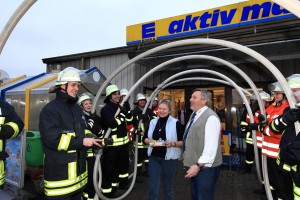 Über 70 Kunden hatten sich zu einem Dankeschönfoto versammelt, mit dem eine kleine Abordnung Bernd und Christa Hauschildt am Freitag für fast 56 Jahre Hauschildt in Bönebüttel dankte. 