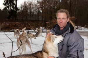 "Huskys sind echte Kumpel", meint Kai Dunker (41), der die Begeisterung seiner Frau teilt. Das Huskylager für Kinder biete viel Spaß, Wissenswertes und Zeit zum Knuddeln und Abenteuer für die Kinder, auch ohne eigenen Hund. 