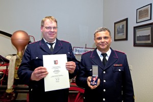 Das Brandschutzehrenzeichen in Silber am Bande ist eine besondere Ehrung für 25 Jahre Dienst in der freiwilligen Feuerwehr. Freitag überreichte Wehrleiter Hans-Georg Kruse (rechts) die Auszeichnung an den Löschmeister Heiko Steenblock (41) aus dem Feuerwehrmusikzug. 