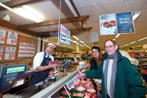  " Gute Beratung, frische Lebensmittel, Freundlichkeit und keine langen Wartezeiten", so mache Einkaufen noch Spaß, meinten die Klein Kummerfelder Angelika Beer und Peter Matthiesen, im Gespräch mit Fleischermeister Stefan Schlögl. 