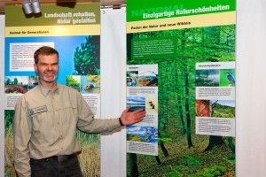 Seit Montag gastiert die Ausstellung Nationales Naturerbe im Erlebniswald Trappenkamp. "Hier gibt es spannende Übersichten auch über die schleswig-holsteinischen Perlen der Natur", sagte Erlebniswaldleiter Stephan Mense am Montag bei der Vorstellung der Ausstellung. 