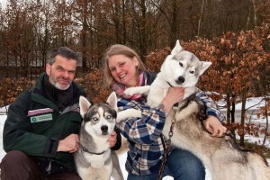 "Der Huskyclub "Rookies" wird einer der neuen Höhepunkte im Angebot des Erlebniswaldes", sagte Erlebniswaldleiter Stephan Mense, der sich am Dienstag auch schon einmal mit den freundlichen Huskys aus dem Fellson-Rudel von Britta Dunker anfreundete. 