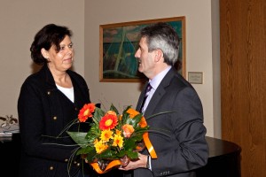 Blumen gab es von Trappenkamps neuem Bürgermeister Harald Krille für Heidemarie Zellmer, die sich seit 2002 für das Waldschwimmbad in der Gemeinde stark gemacht hat. 