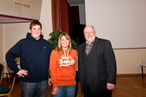 In der Sitzung des Kinder-, Jugend-, Schul- und Sozialausschusses begrüßte der Ausschussvorsitzende Friedhelm Weber (rechts) auch die neue Vorsitzende des im alten Bahnhof ansässigen Jugendvereins Waniko, Désireé Studt und ihren Stellvertreter Christopher Rüsing.   