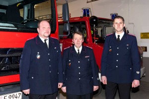 Andre Ahmling (links) wurde zum stellvertretenden Wehrführer, Frank Wiese (rechts) zum neuen Wehrführer in Neuenrade gewählt. Horst Blohm (Mitte) will nach 18 Jahren als Wehrführer als ganz normaler Feuerwehrmann weiter machen.  