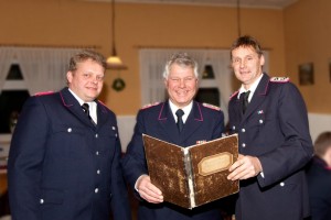 Der Blick in die Geschichte der Wehren ist spannend, meinten Florian Kock-Rohwer (Ortswehrführer Bönebüttel), Hans-Hermann Harder (Ortswehrführer Hu8sberg) und Gemeindewehrführer Dirk Kock-Rohwer (von links). Spannend soll es auch auf der 125-Jahr Feier am 4. Juni werden. 