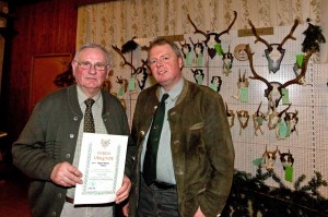 Rolf Klein, Vorsitzender des Hegerings VIII, gratulierte dem Tasdorfer Jäger Eggert Sievers zu seiner 50-jährigen Mitgliedschaft.   