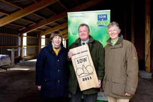 Gestern zeichnete die schleswig-holsteinische Vorsitzende der Schutzgemeinschaft Deutscher Wald, Dr. Christel Happach-Kasan (links) den Bönebütteler Waldbesitzer Rolf Klein für seine vorbildhafte Waldbewirtschaftung aus. Landwirtschaftsministerin Dr. Juliane Rumpf gratulierte und unterstrich, wie wichtig diese Arbeit ist. 