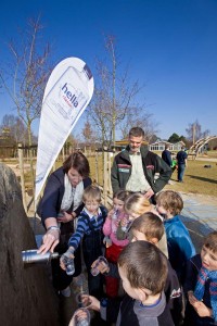 "Das ist richtig kalt und frisch", meinten die Kinder beim Anzapfen mit Marketingleiterin Nicole Freudenberger und Erlebniswaldleiter Stephan Mense. 2010 flossen hier 21.000 Liter Mineralwasser. 