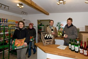 Seit Montag liefen für die Menschen auf dem Bönebütteler Höllnhof, wie Hofbesitzer Dirk Kock-Rohwer, Hinnerk Brudi, Studentin und Praktikantin Janina Schröder oder Hauswirtschafterin Janne Heller (von rechts) die Vorbereitungen für die Eröffnung auf Hochtouren. 