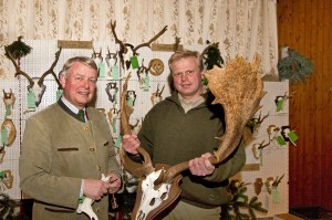 Der Plöner Kreisjägermeister  Jan-Wilhelm Hammerschmidt (links) und der Vorsitzende der Damwildhegegemeinschaft Mittelholstein, Helge Zarp, stellten gesunde Wildbestände in den Mittelpunkt der Gespräche im Hegering VIII der Plöner Jägerschaft. 