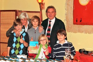 Aus einer Geschichte für die Enkel Jan, Ben, Svea und Henri wurde am Ende doch ein richtiges Buch, über das sich die Enkel gemeinsam mit ihren Großeltern Renate und Volker Thullesen freuen (von links). 