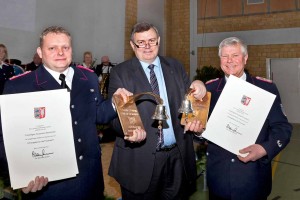 Am 20. Februar 2011 überreichte Staatssekretär Volker Dornquast den Feuerwehren Bönebüttel und Husberg, vertreten durch die Wehrführer Florian Kock-Rohwer aus Bönebüttel (links) und Hans Hermann Harder aus Husberg (rechts), als besondere Anerkennung für 125 Jahre Freiwillige Feuerwehr die silberne Feuerwehrehrenglocke des Landes Schleswig-Holstein und eine Anerkennungsurkunde im Namen des Ministerpräsidenten.