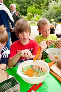 "Nein, ganz fremd ist das Kochen nicht." Zu Hause kocht Kjell Eggert aus Fehrenbötel mit seinem Vater. In bunter Runde im Erlebniswald Möhren und anderes knackiges Gemüse zu putzen und in der Kochhexe in eine leckere Suppe zu verwandeln, sei allerdings schon ein kleines Abenteuer, meinte der Neunjährige. 